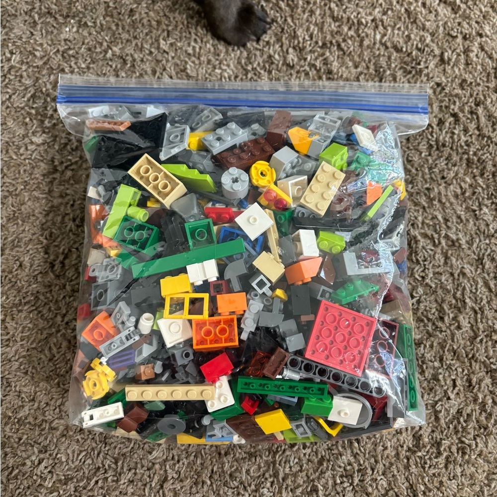Legos! A gallon bag of Legos! A lot of unusual shaped and normal shaped legos! - Picture 5 of 5